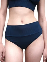 Culotte de bikini negro con cintura alta y cobertura completa.