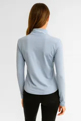 Campera negra de poliéster con cierre frontal y cuello alto.