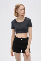 Top cropped negro de poliamida con cuello redondo y mangas cortas. Diseño ajustado al cuerpo.