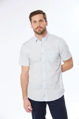 Camisa azul marino lisa de manga corta con cuello abotonado, cierre frontal con botones y bolsillo en el pecho. Confeccionada en algodón.