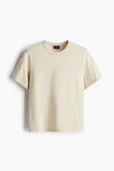Remera color crema de corte recto, cuello redondo y mangas cortas.