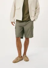 Bermuda de gabardina color verde con bolsillos laterales tipo cargo.