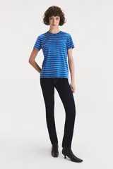Pantalón de jean azul oscuro, de corte recto y tiro medio.