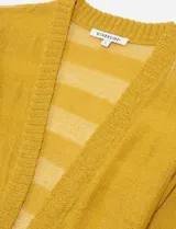 Cardigan color mostaza, de manga 3/4 y diseño a rayas.