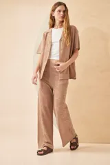 Camisa negra de tejido calado, con cuello clásico, manga corta y cierre frontal con botones.