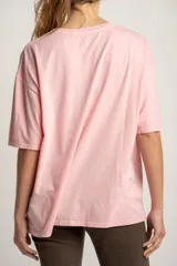 Remera rosa de algodón con calce oversize y estampa de limones y naranjas con la frase "Paris Orange".