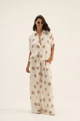 Pantalón palazzo color crudo con lunares marrones.