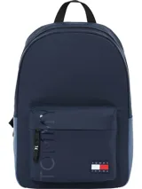 Mochila azul marino de poliuretano con logo Tommy Jeans vertical en el frente, bolsillo exterior con cierre, asa superior y correas acolchadas ajustables.