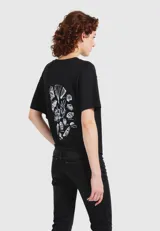 Remera rosa de manga corta con cuello redondo y estampado frontal con la inscripción "VNGERBRG".