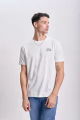 Remera blanca de manga corta con estampado de tortuga marina y texto 'Shell Bound'.