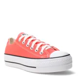 Championes Converse All Star de lona color coral, con plataforma blanca y cordones blancos.