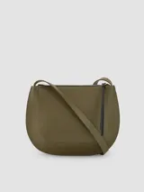 Bandolera de piel negra con detalles en beige, cuenta con dos compartimentos y cierre de cremallera.