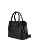 Cartera negra de cuero vacuno texturado con doble asa corta y correa larga extraíble. Tiene logo metálico de la marca en el frente y forro textil.