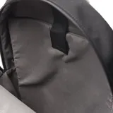 Mochila negra de tela con cierre doble, asa fija, forro interior textil, porta notebook y múltiples bolsillos externos.