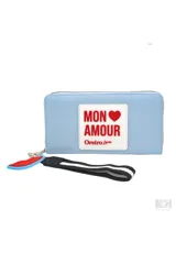 Billetera celeste con cierre de cremallera y estampa con la frase "Mon Amour" en rojo. Incluye correa de mano. Marca Las Oreiro.