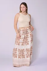 Falda larga con estampado floral en tonos beige y marrón, cintura elastizada tipo smock y cordón ajustable con borlas.