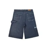 Bermuda de jean azul oscuro, corte ancho, con bolsillos delanteros y traseros, y un bolsillo lateral con etiqueta de la marca.