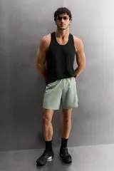Shorts deportivos color verde claro confeccionados en tejido técnico ligero y elástico. Cuentan con cintura elástica ajustable con cordón interior, bolsillos frontales, bolsillo trasero de seguridad con cierre de cremallera, bajo con acabado termofijado y aberturas laterales. Detalle de logo estampado en la pierna. Largo interior de pierna: 17 cm. Tejido Quick Dry nivel 2. Zara Athleticz.