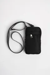Bandolera porta celular negra de tela impermeable con correa larga regulable.