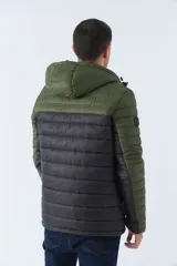 Campera puffer para hombre, con capucha ajustable y bolsillos con cierre.