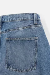 Pantalón de jean negro de corte amplio, estilo balloon fit, con cinco bolsillos, efecto lavado y cierre frontal con botones.