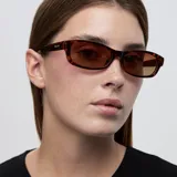 Lentes de sol rectangulares con montura Carey y lentes marrones polarizadas. Fabricadas con materiales bio-based G850 y patillas de Propionato de Celulosa.