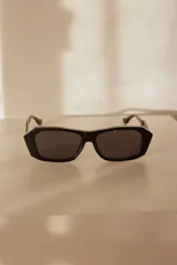 Lentes de sol con marco geométrico color carey y lentes grises con protección UV400.