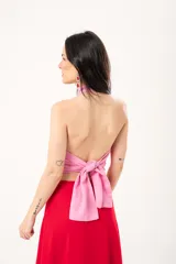 Top halter bicolor en rojo y fucsia, confeccionado en lino imperial, con espalda descubierta y bajo asimétrico.
