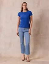 Remera azul marino de modal con textura acanalada, cuello redondo y mangas cortas con detalle de frunce en los hombros.