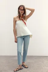 Pantalón de jean rosado, de tiro alto, corte mom leg y largo tobillero.