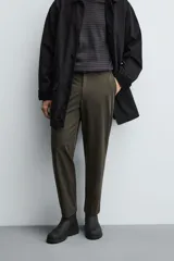 Pantalón regular fit color azul marino, confeccionado en tejido elástico. Cuenta con bolsillos frontales, bolsillos traseros de vivo con botón y cierre frontal con cremallera y botón.