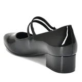 Zapato de charol negro con doble tira sobre el empeine y hebillas plateadas.
