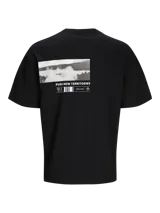 Camiseta negra de manga corta con cuello redondo y estampado pequeño en el pecho con un globo terráqueo, un triángulo y coordenadas.