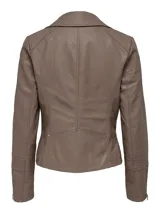 Chaqueta de cuero sintético color marrón topo, estilo biker con cierre asimétrico, cuello con solapas y múltiples bolsillos con cierre.