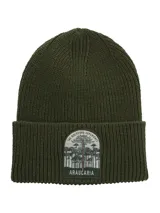 Gorro beanie unisex color verde militar, tejido en punto canalé, con parche bordado con diseño de pinos y texto "The Rockford Experience Araucaria".