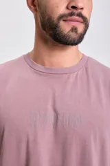 Musculosa rosa con cuello redondo y estampado frontal con texto en el mismo tono.