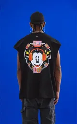 Musculosa negra con estampado de Mickey Mouse en el frente.