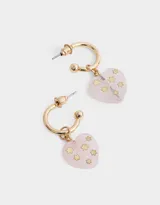 Aros dorados tipo argolla con dije de corazón transparente con incrustaciones de estrellas doradas.