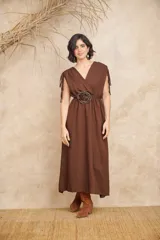 Vestido midi marrón de crepé bubblé con escote en V, mangas cortas con lazos y cinturón con adorno de flor de strass.