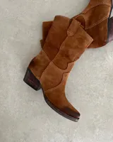 Bota corta de cuero descarne color marrón, con puntera cuadrada, caña media y detalle de costuras en contraste.