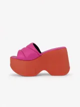 Sandalias con plataforma color fucsia y naranja.