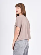 Remera blanca de corte recto con estampado de flores rojas y texto azul "PROFUMO DI FIORI".