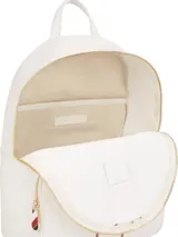 Mochila blanca de nailon con diseño curvo, cierre de cremallera, asa superior y correas ajustables. Tiene un compartimento principal, un bolsillo interior abierto y un bolsillo exterior con cremallera. Incluye el logo de Tommy Hilfiger en dorado en el frente.