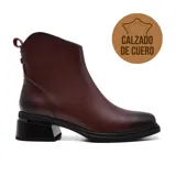 Bota corta negra de cuero con punta cuadrada y cierre lateral. El taco es geométrico con detalle plateado.