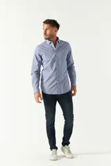 Camisa de hombre a rayas verticales azules y blancas, corte slim fit, con logo bordado en el pecho.