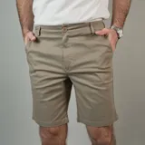 Bermuda color arena de corte recto.