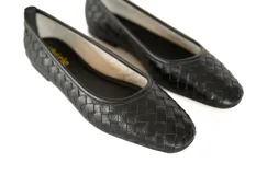 Bailarinas de cuero gamuzado negro con efecto tramado entrelazado.