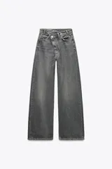 Pantalón de jean gris oscuro de tiro alto, corte wide leg y largo hasta el tobillo. Presenta cintura cruzada con cierre asimétrico de cremallera y botón metálico.