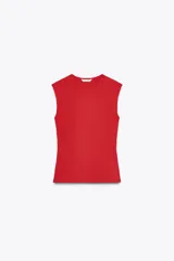 Top sin mangas, color rojo, de cuello redondo y corte ajustado al cuerpo.