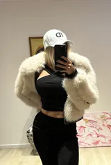 Campera corta de piel sintética color beige con cuello amplio, cierre frontal con cremallera y forro interior.